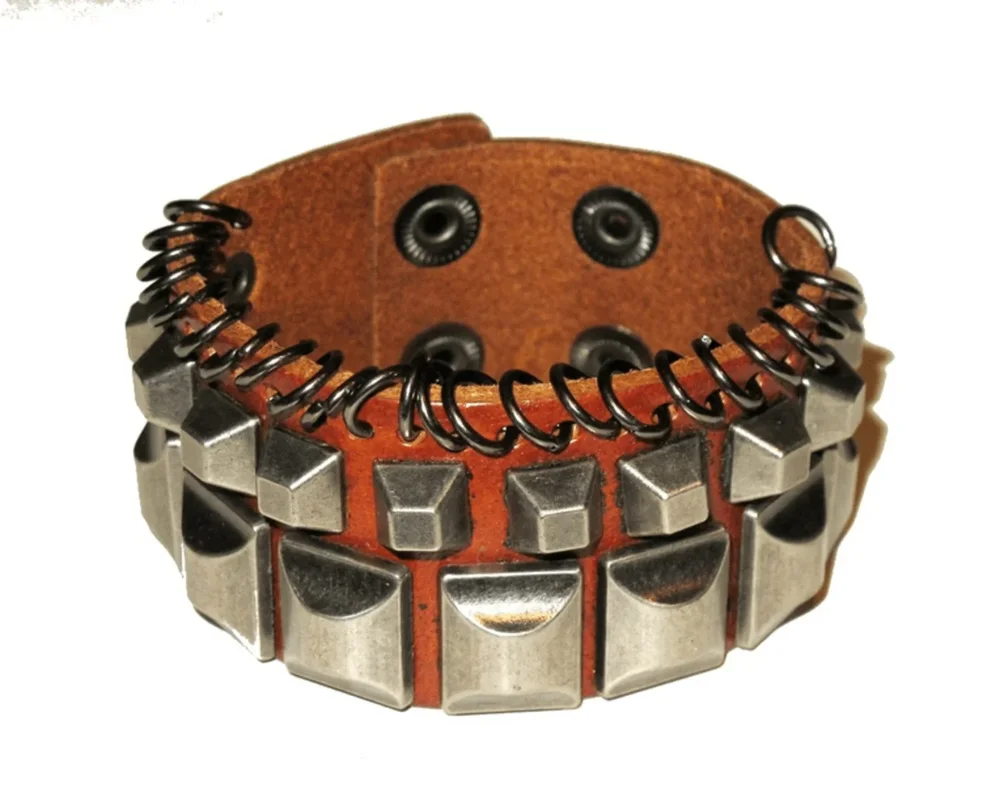 Läderarmband med nitar - Bild 1