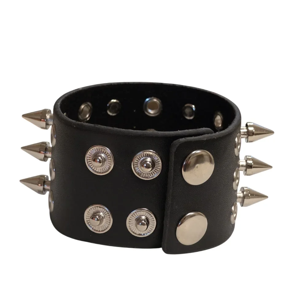 Bred nitarmband i svart läder med tre rader koniska spikes - Bild 2