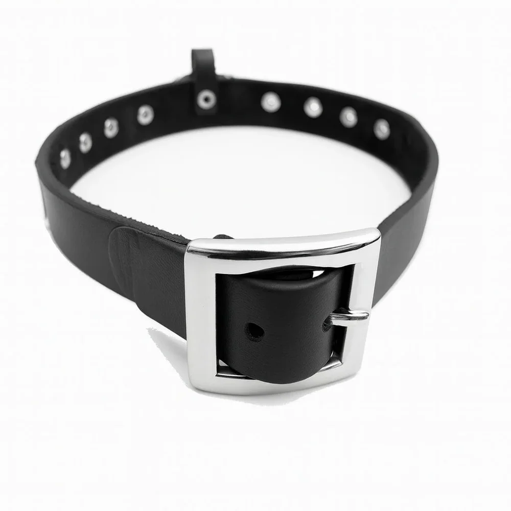 Svart choker med fyrkantnitar och metallring - Bild 1