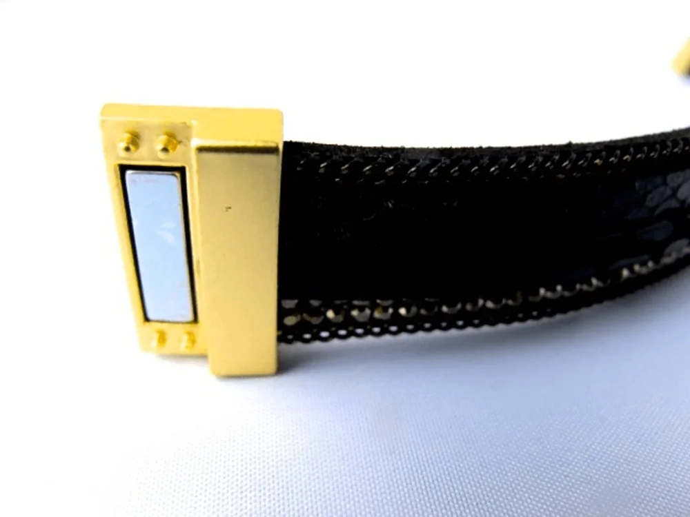 Svart läderarmband med vita kristaller och kedjor - Bild 2