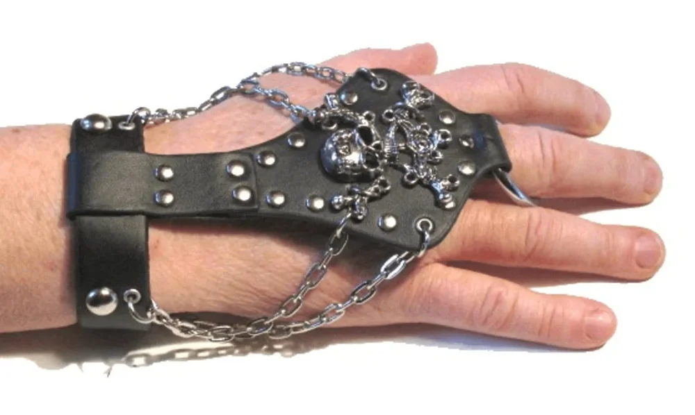 Läderarmband med dödskalle och ronda nitar - Bild 1
