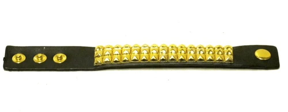 Läderarmband med pyramidnitar - 3 rad