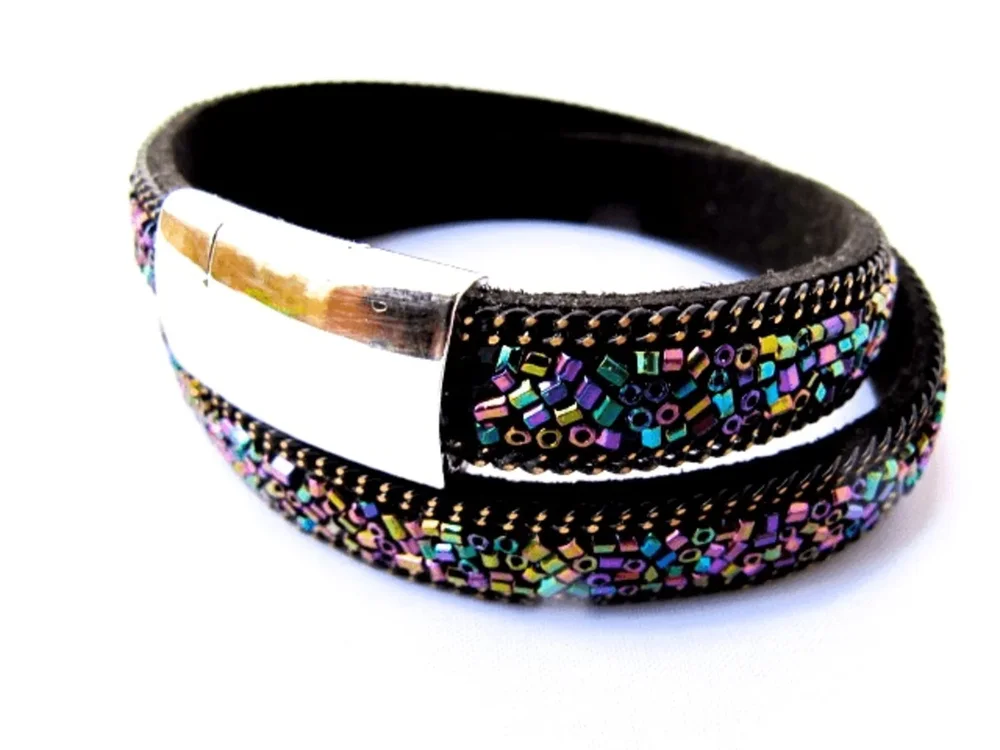 Svart dubbel armband med färgglada paljetter - Bild 1