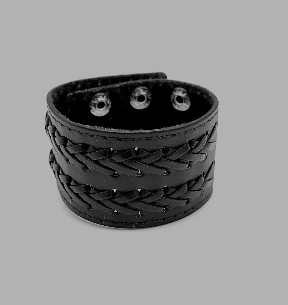Svart Lädercuff med Flätad Dekor – Justerbart Armband i Tidlös Design - Bild 1