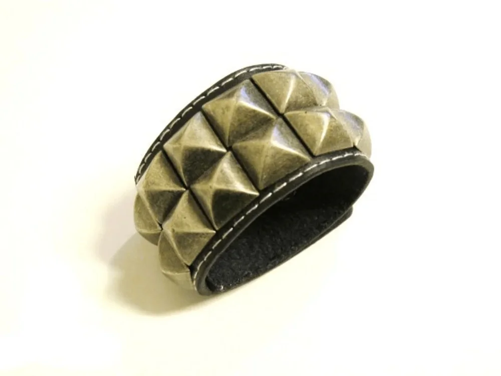 Svart läderarmband med pyramidnitar - 2 rad - Bild 1