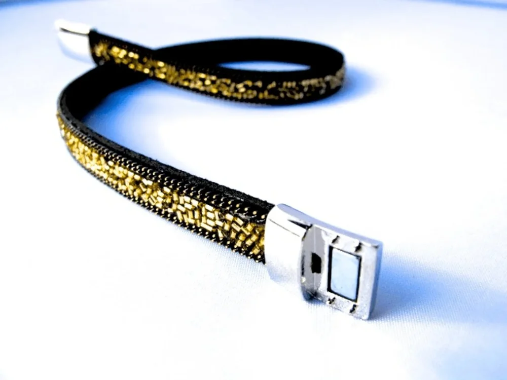 Svart dubbel armband med guldfärgade paljetter - Bild 2
