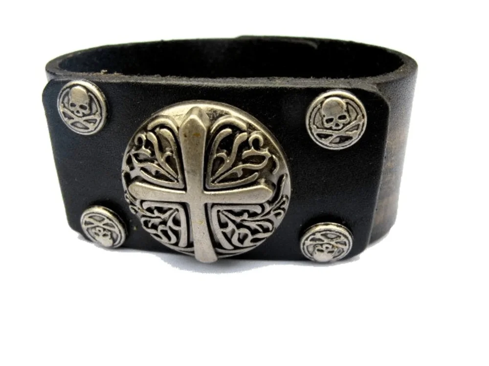 Brunt läderarmband med kors och döskallar - Bild 1