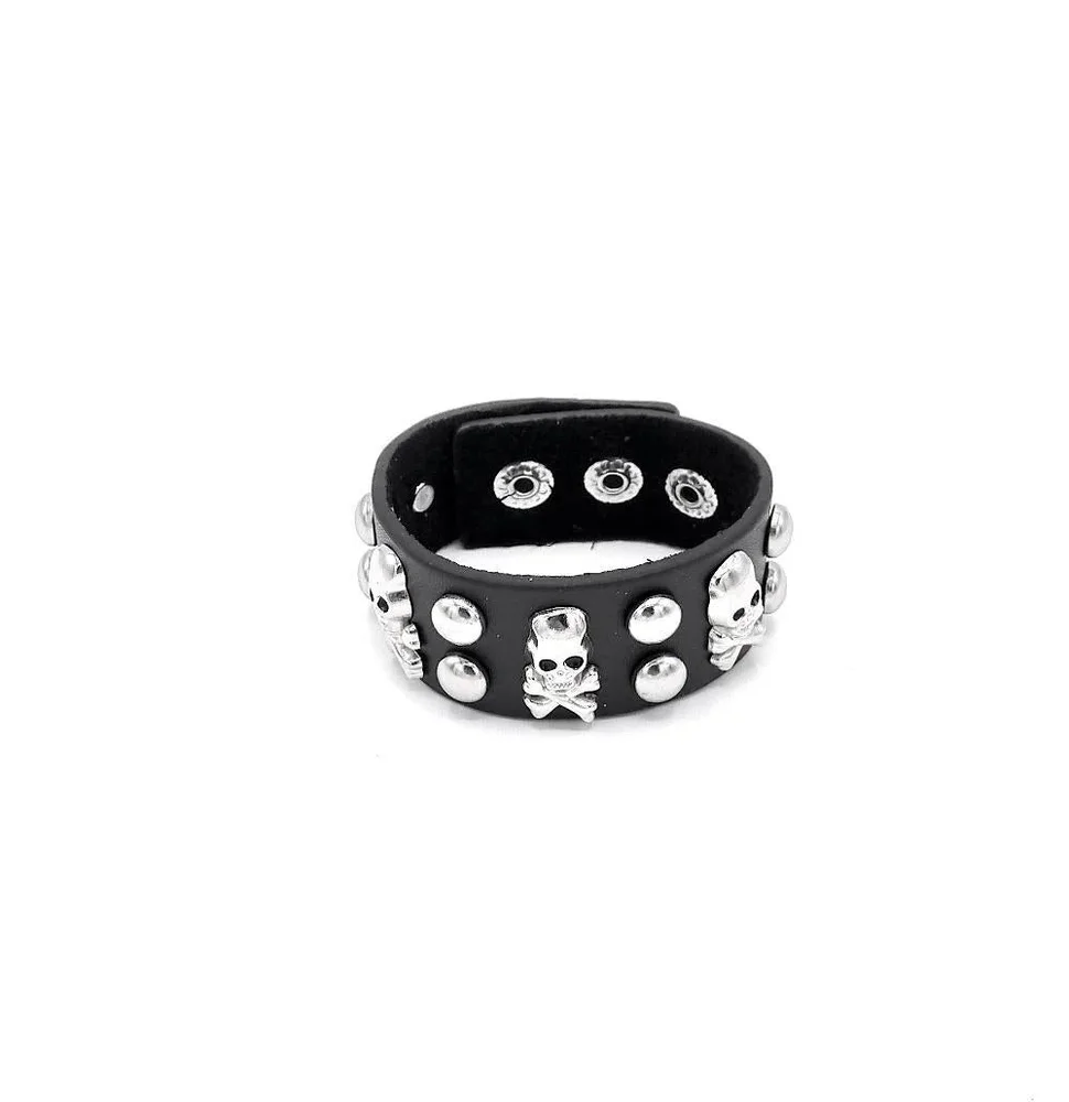 Rockigt Armband med Döskallar och Nitar – Svart Konstläder - Bild 1