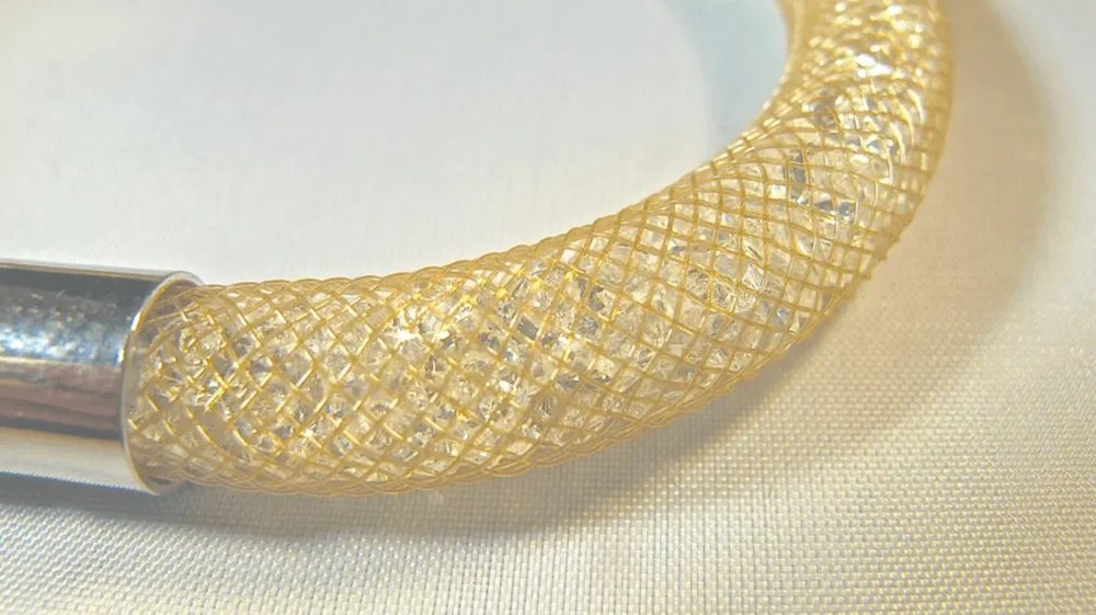 Guldfärgad armband fylld med vita kristaller - Bild 2