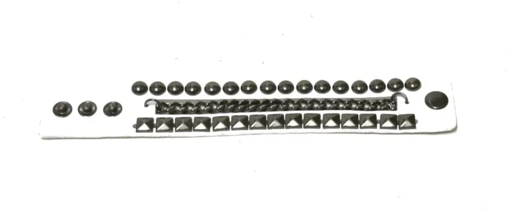 Vit Läder armband med kedja, pyramid- och runda nitar - Bild 2
