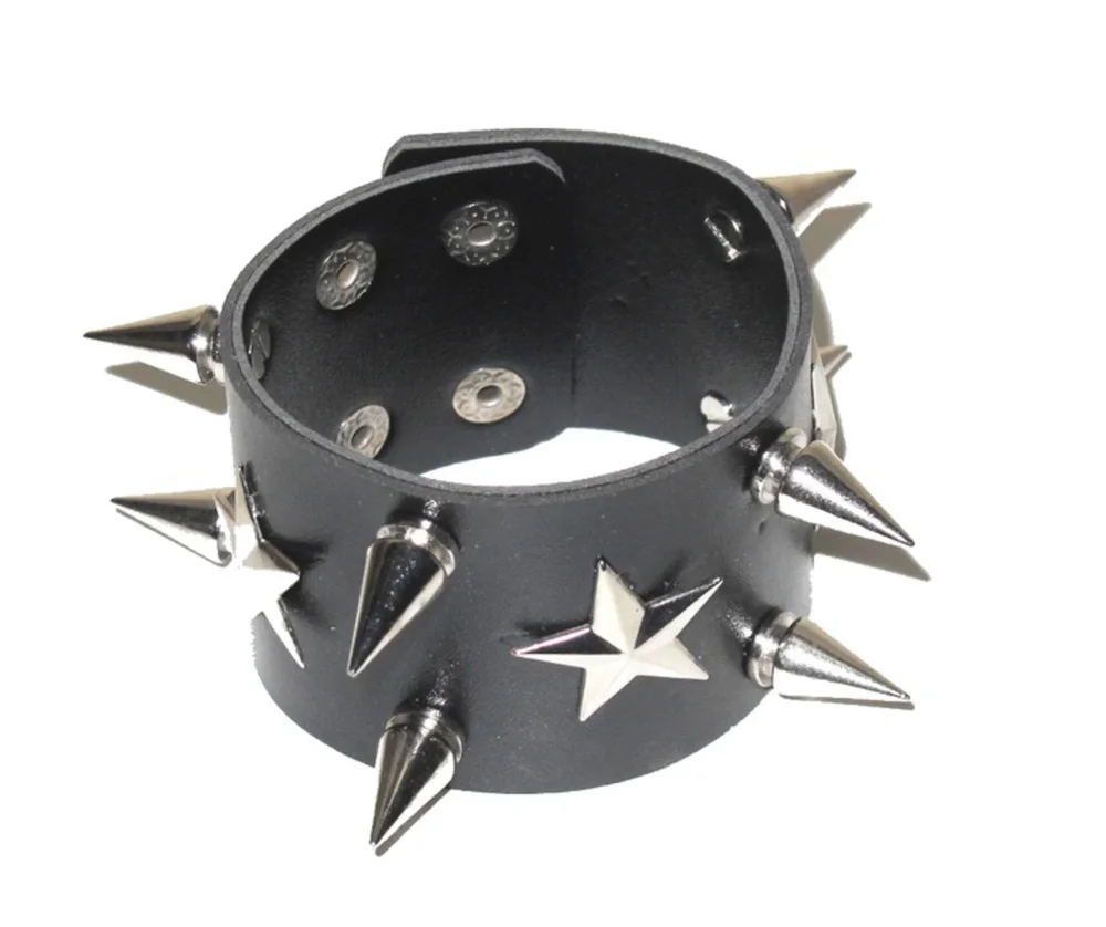 Svart armband med nitar - Bild 1