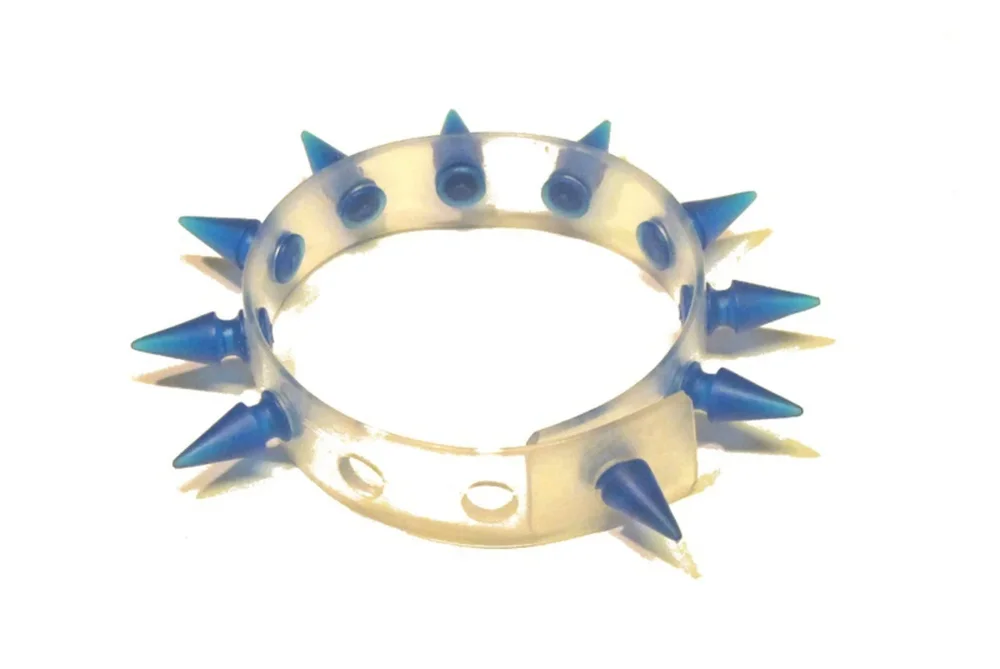 Armband med blåa gummi nitar - Bild 1