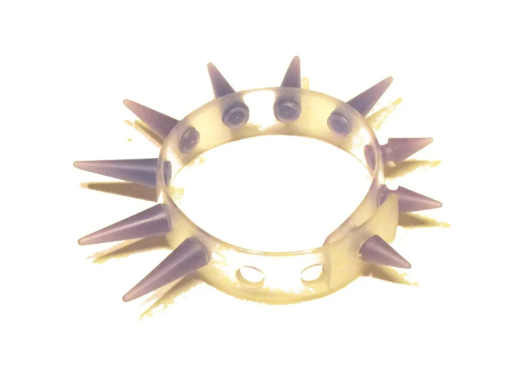 Armband med lila gummi nitar - Bild 1
