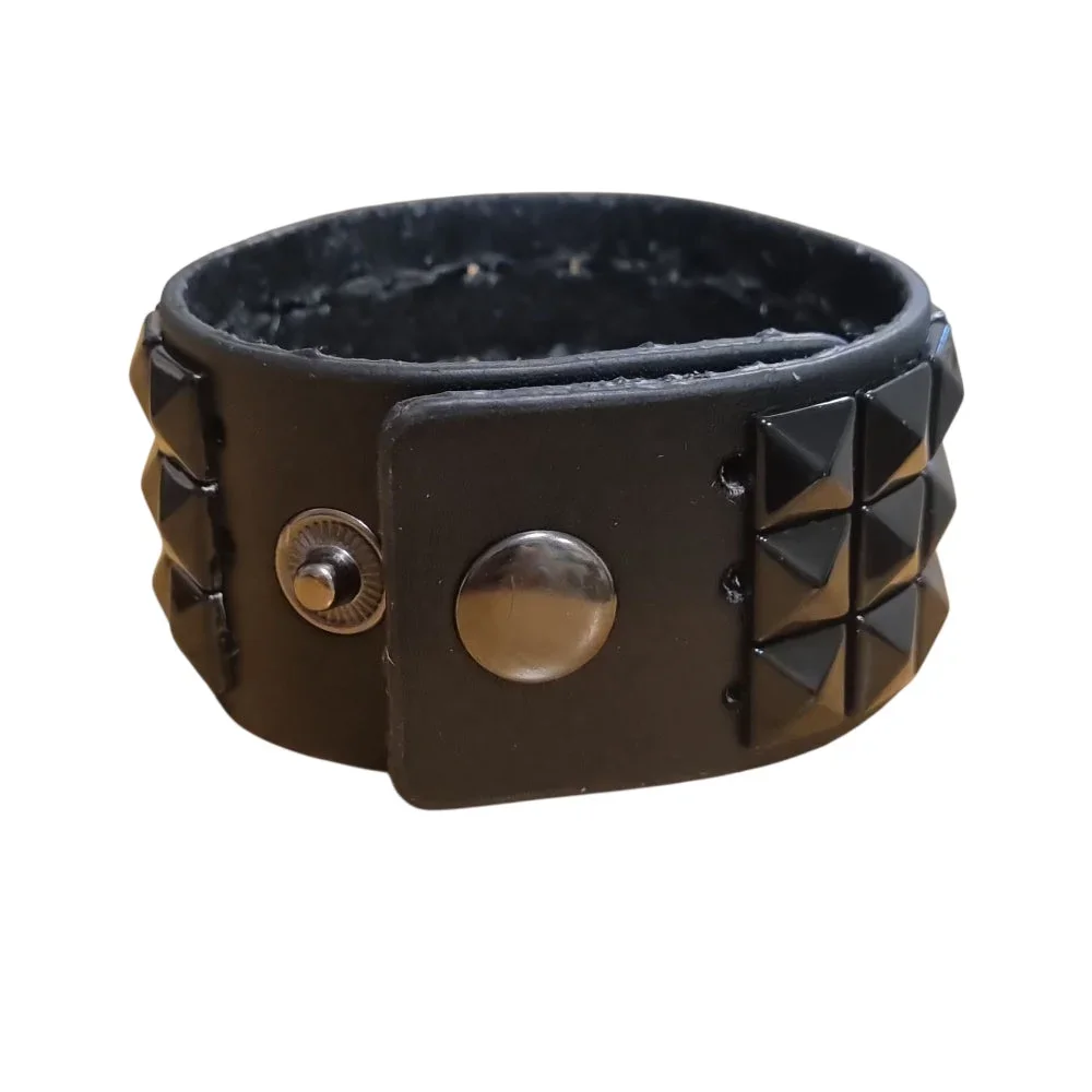Brett svart nitarmband med pyramidnitar – Justerbar storlek - Bild 3