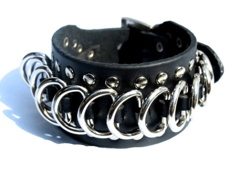 Svart läderarmband med nitar - Bild 1
