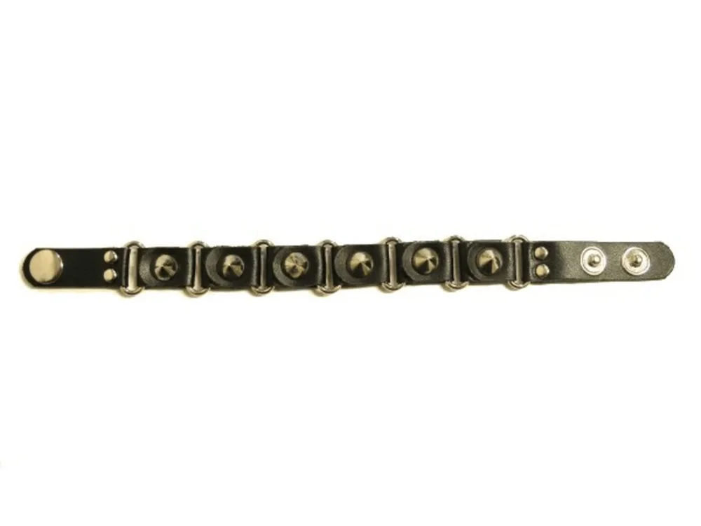 Svart läderarmband med konformade nitar
