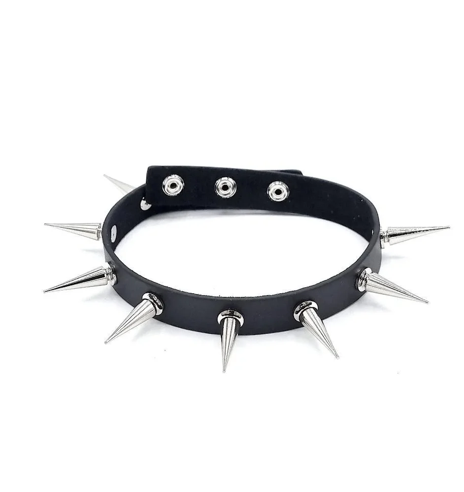Svart halsband med silverfärgade nitar - Bondage - Bild 1