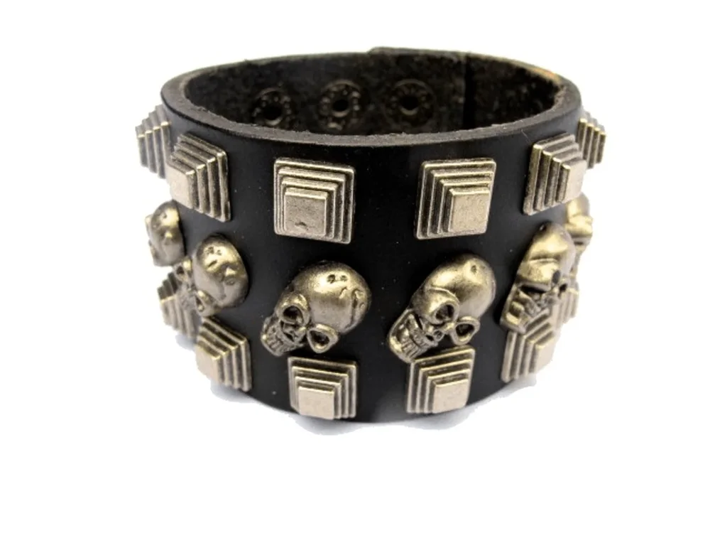 Läderarmband med döskallar och fyrkantiga nitar - Bild 1